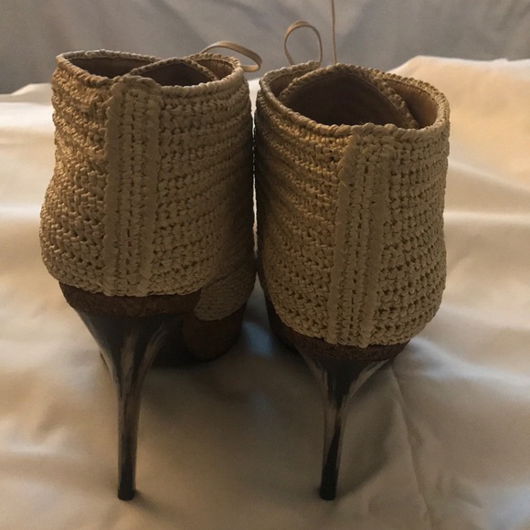 NWT Burberry beige peep toe bootie size 37.5 - Picture 3 of 8
